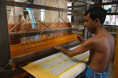 Wikimedia Commons : A weaver weaves a saree on a handloom at Natun Phulia, part of the Shantipur Handloom Industry