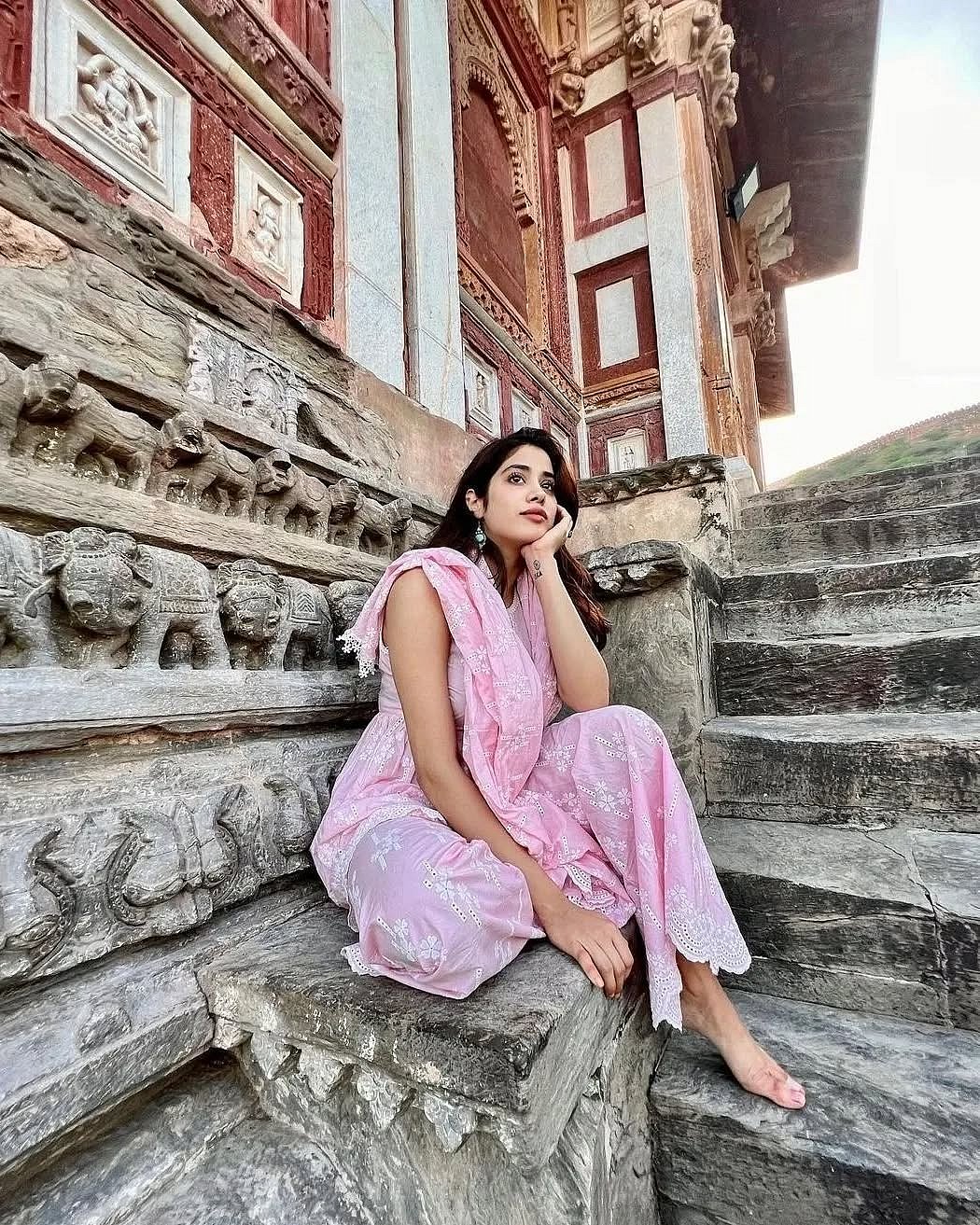 jaipurbeautifull/instagram : Janhvi Kapoor at the Shiromani Temple