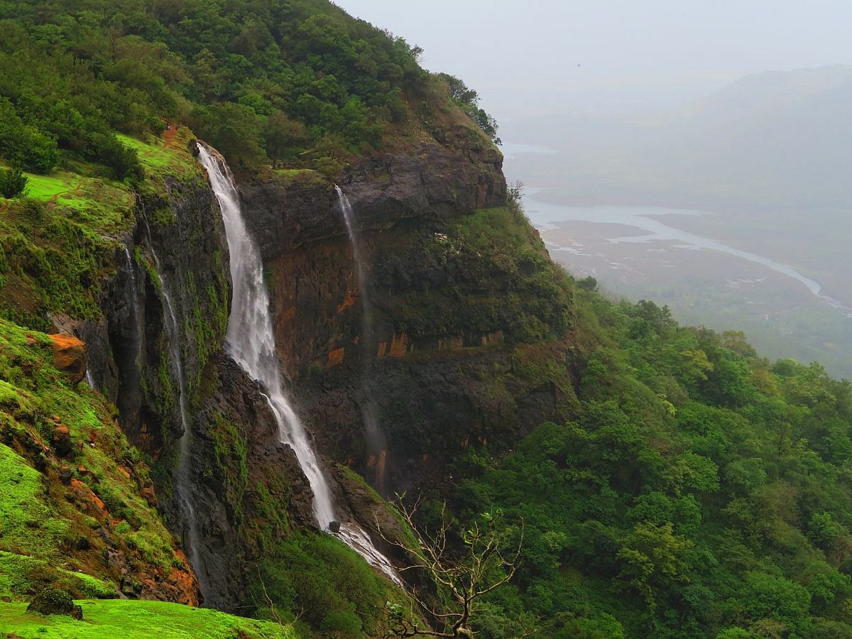 Wikimedia Commons : Matheran is a popular hill station in Maharashtra