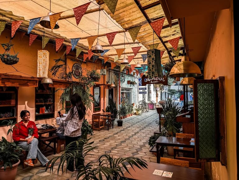 Enjoy a read at Jugmug Thela that is housed at Champa gully in New Delhi. - @jugmugthela/instagram