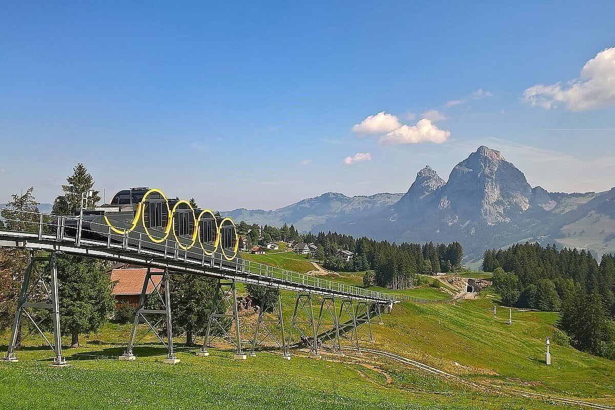 Stéphane Gottraux, CH-2350 Saignelégier/Wiki Commons : Schwyz-Stoos funicular with the Mythen mountains in the background