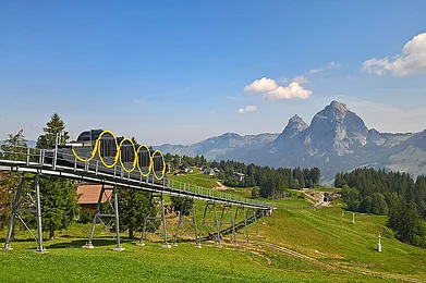 Stéphane Gottraux, CH-2350 Saignelégier/Wiki Commons : Schwyz-Stoos funicular with the Mythen mountains in the background