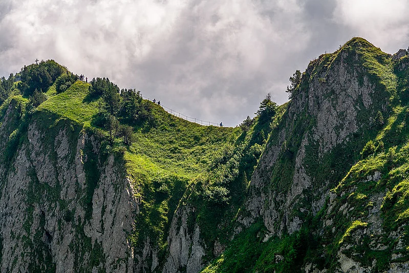 Hike the popular ridge trail from Klingenstock to Fronalpstock