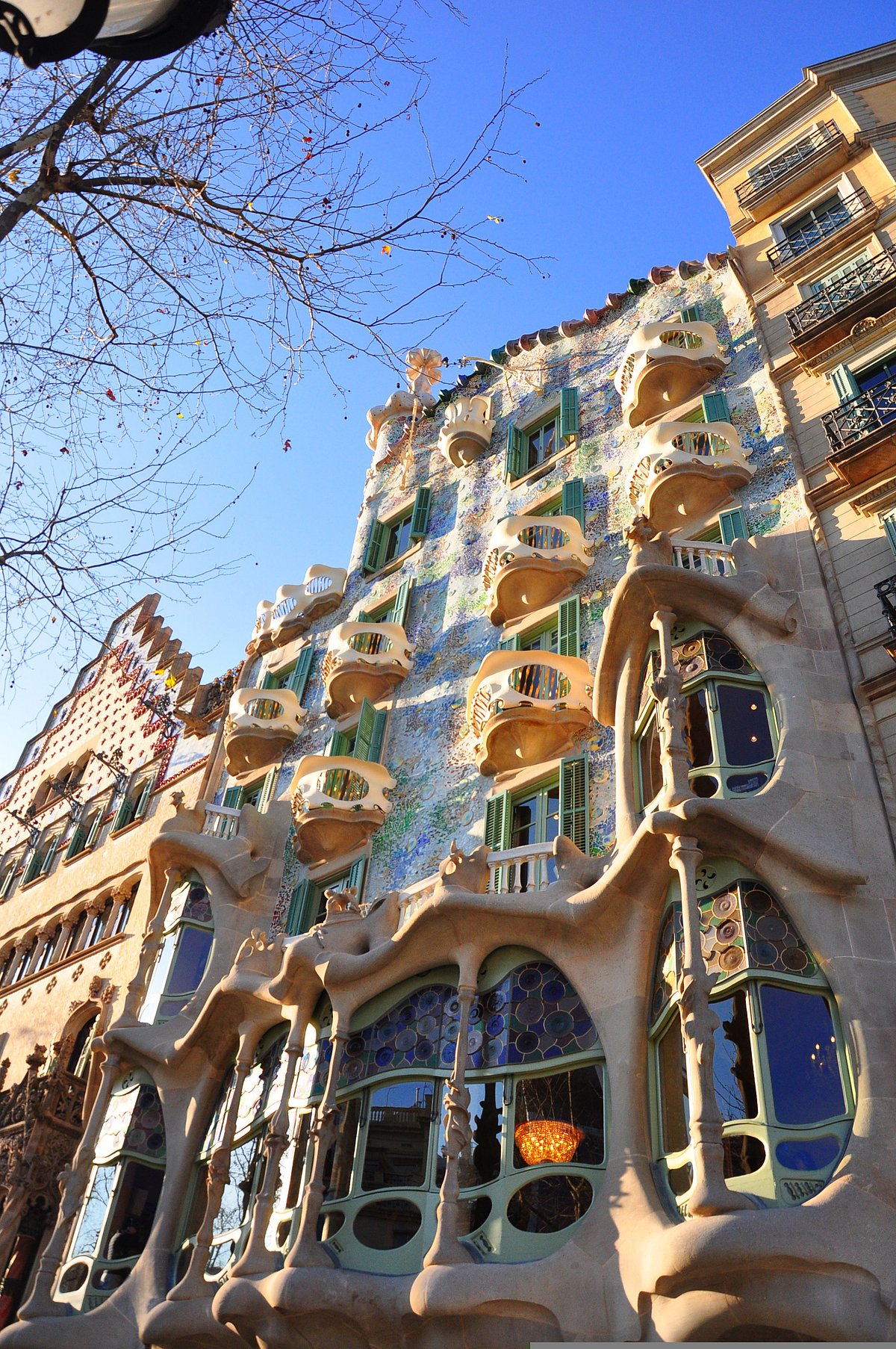 Wikimedia Commons : A close-up of Casa Batlló, Spain