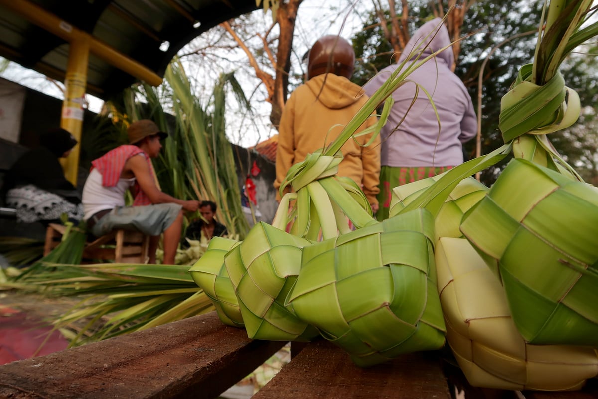 Topat is a type of rice cake wrapped in coconut leaves that is the centrepiece of the Perang Topat tradition in Lombok