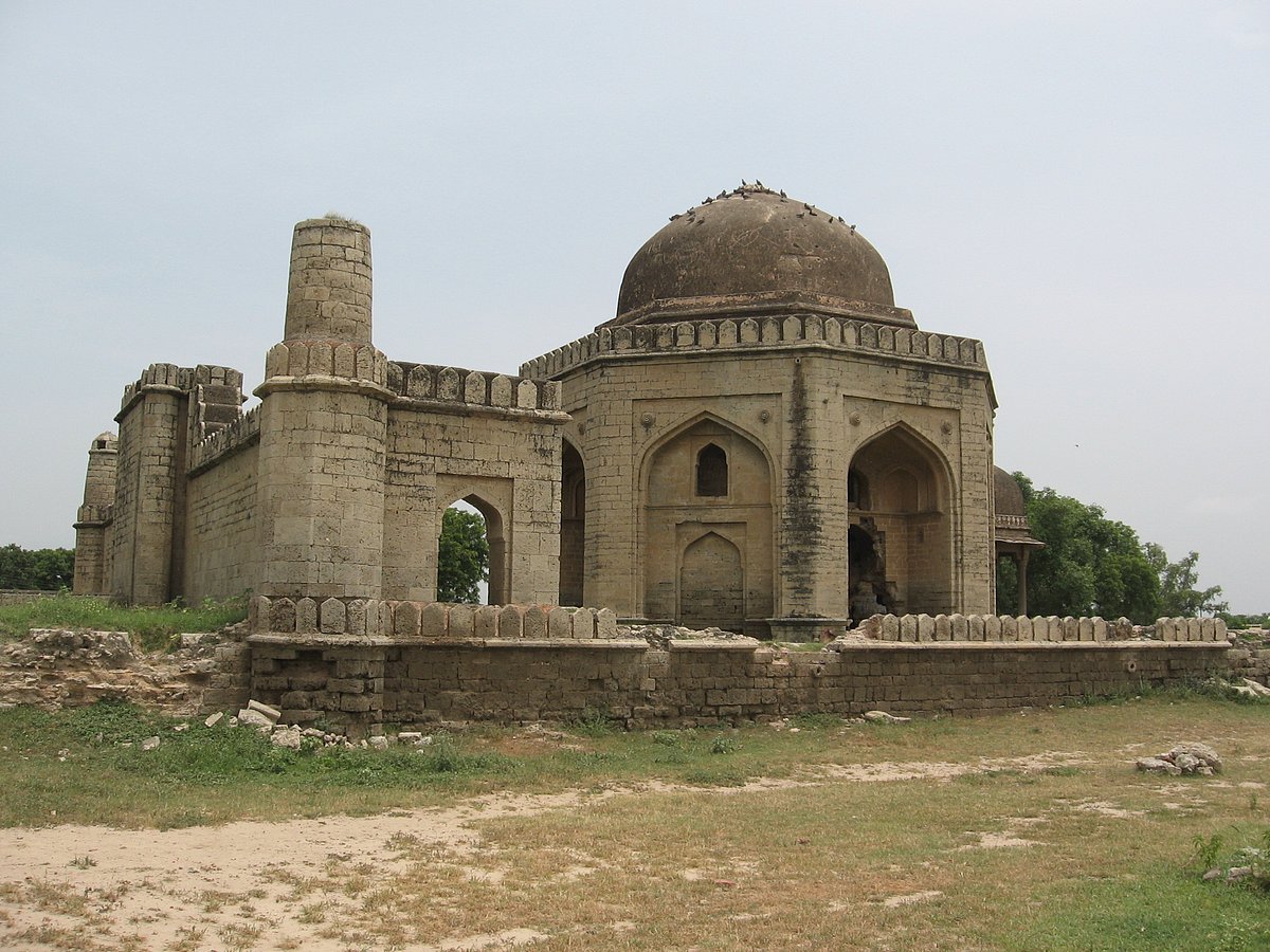 A tomb inside the Kallelon ka Maqbara complex at Jhajjar