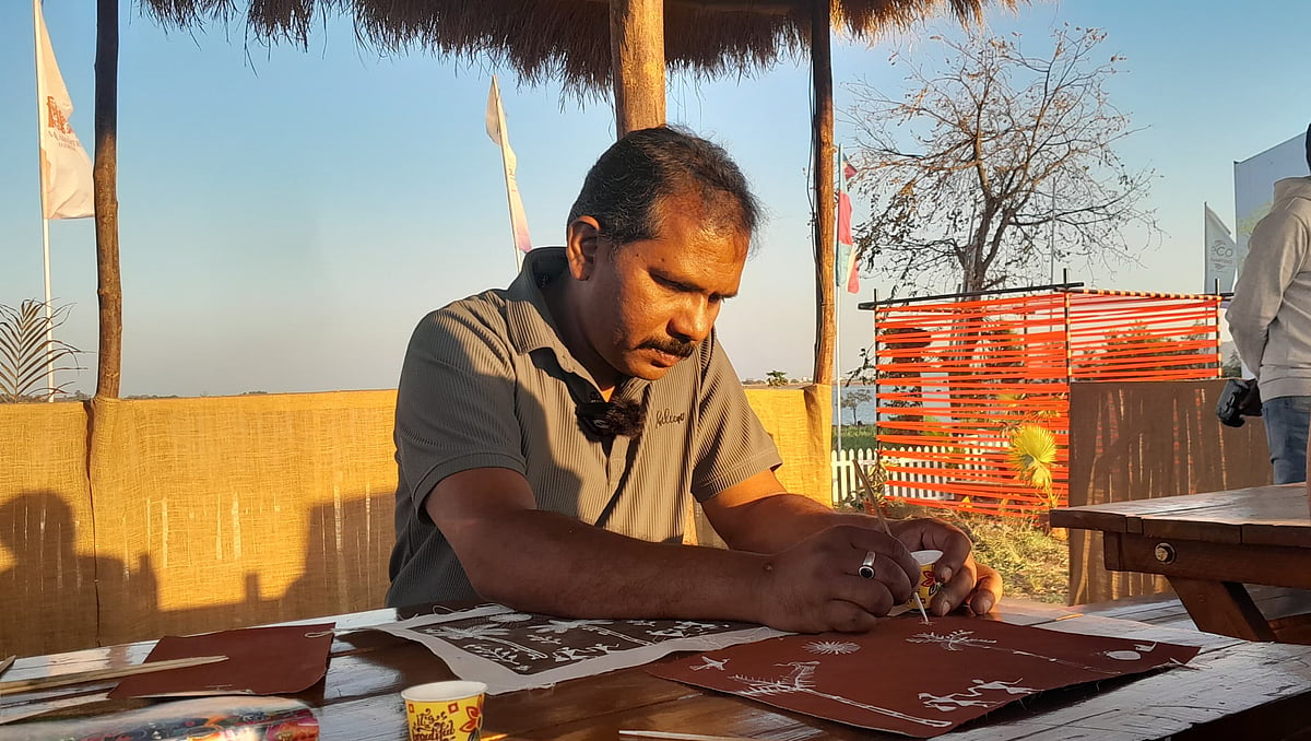 Anil Chaitya Wangad guiding me through the intricacy of the Warli art form. 