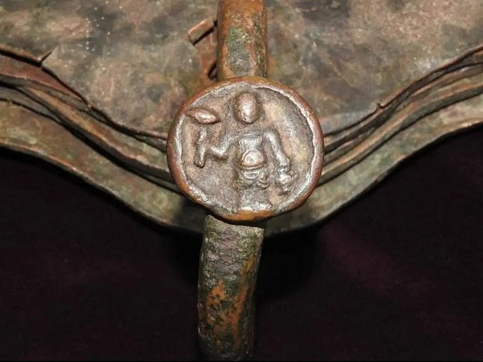 The seal on the copper plates features an image of Vamana instead of the customary Varaha, the royal insignia of the Vijayanagara Empire