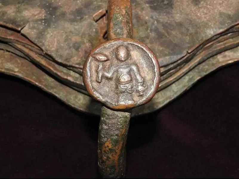 The seal on the copper plates features an image of Vamana instead of the customary Varaha, the royal insignia of the Vijayanagara Empire