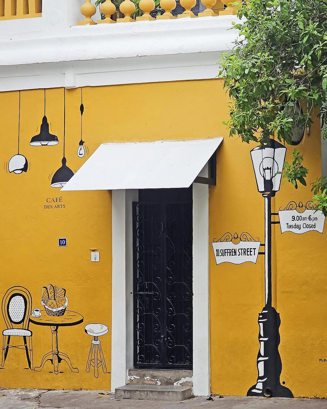 A view of Café Des Arts, Rue Suffren