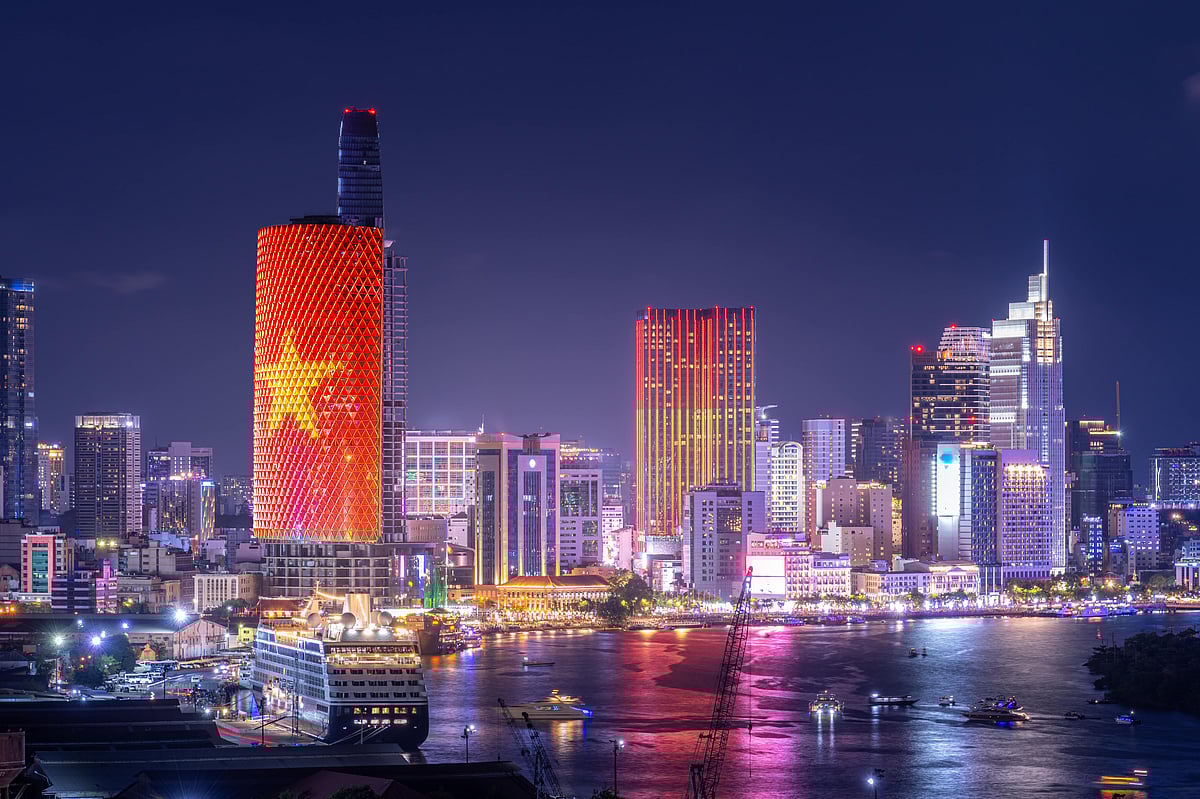 Cravendemisg/Shutterstock : Hồ Chí Minh City at night