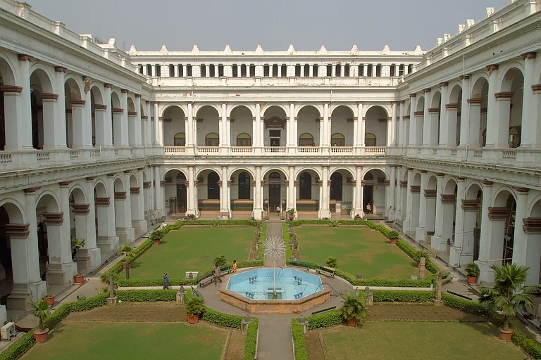 The courtyard of Indian Museum, Kolkata - Wikimedia Commons