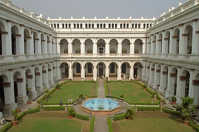 Wikimedia Commons : The courtyard of Indian Museum, Kolkata