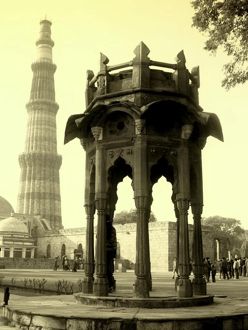 A picture of the Smith’s Folly with Qutub Minar in the background