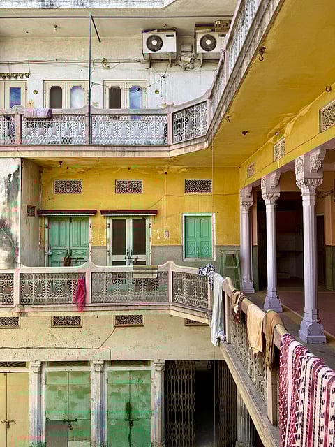 A beautiful click of the haveli in Pitiliyon ka Rasta in Johri Bazaar