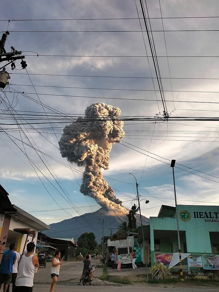 A sight of the eruption of Kanlaon Volcano - @mitzgami/x