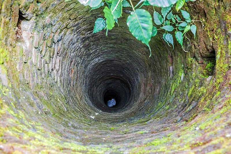 The Khooni Bhandara was built in 1615 under Abdur Rahim Khan-i-Khanan