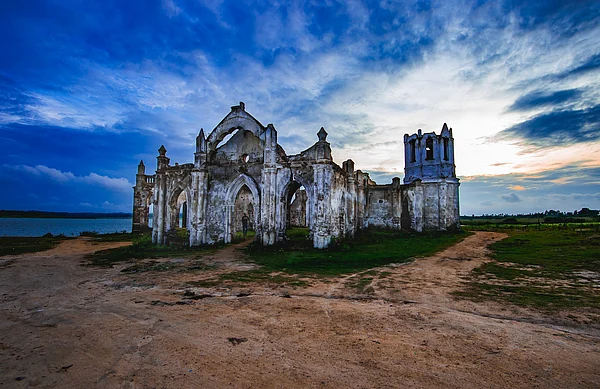Wikimedia Commons : Known to many as “The Submerged Church,” Shettihalli is a mix of history, mystery, and natural spectacle