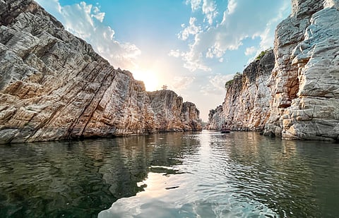 Bhedaghat, often referred to as the “Grand Canyon of India,” is home to a towering formation of marble rocks