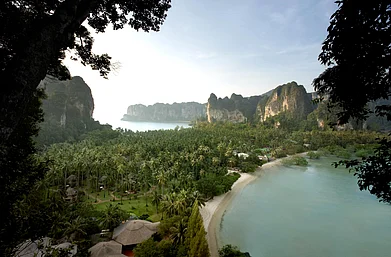 Rayavadee Krabi : Aerial view of Rayavadee, located between limestone cliffs and the turquoise waters of the Andaman Sea
