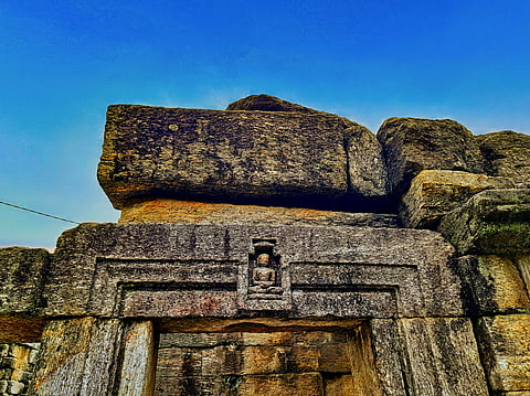 The Maniyan temple complex has nine shrines, some of which are dedicated to Jain Tirthankaras and some to Brahminical deities