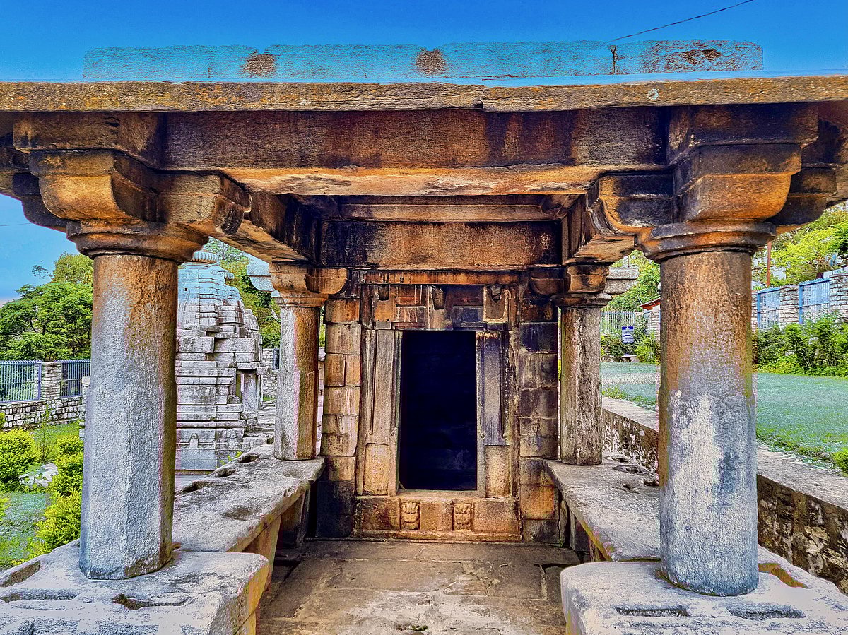 The Maniyan temple complex is considered a sacred pilgrimage site, attracting devotees from far and wide