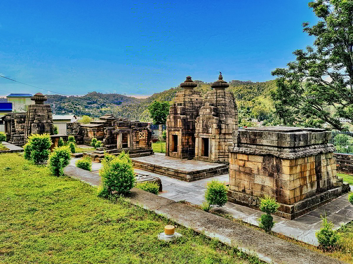 Four of the shrines in the Maniyan temple complex are built in a square, with each having the exact same front courtyard