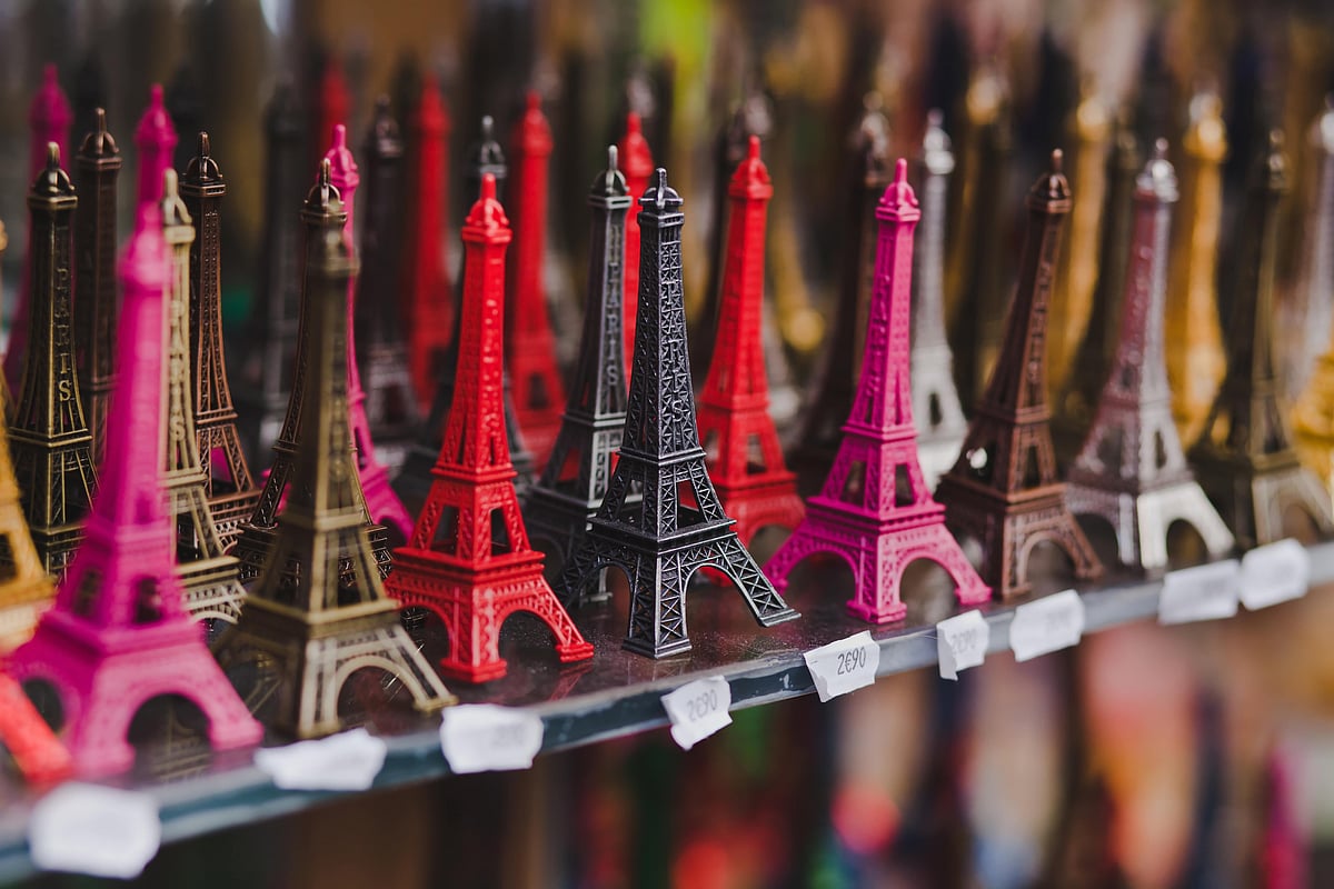 anyaberkut/Shutterstock : A shop in Paris selling mini Eiffel Tower souvenirs