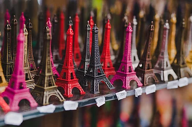 anyaberkut/Shutterstock : A shop in Paris selling mini Eiffel Tower souvenirs