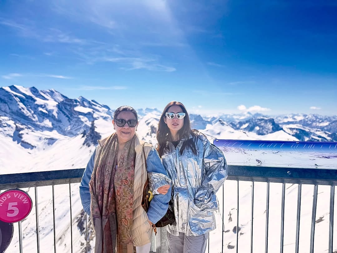 Khan with Amrita Singh in Switzerland
