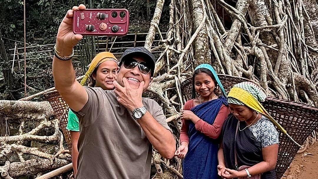 sachintendulkar/Instagram : Sachin Tendulkar takes a selfie with the women he met on the root bridge