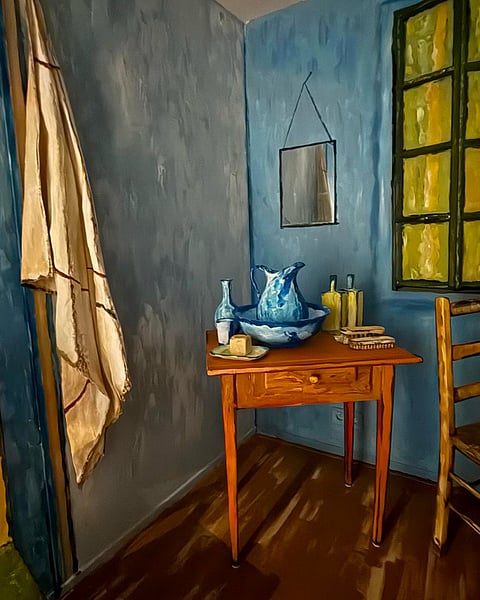 The room's walls mimic the thick, textured strokes typical of Van Gogh’s style