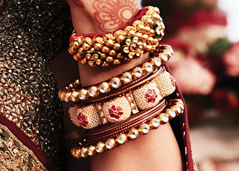 Bangdi, tussi, and hathphool are some pieces that adorn the hands of a Rajasthani bride. 