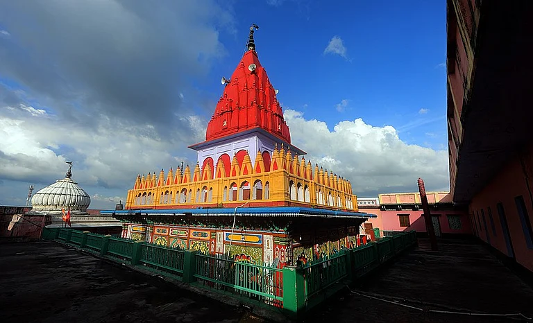 Hanuman Garhi Temple, a major religious site in Ayodhya - Wikimedia Commons