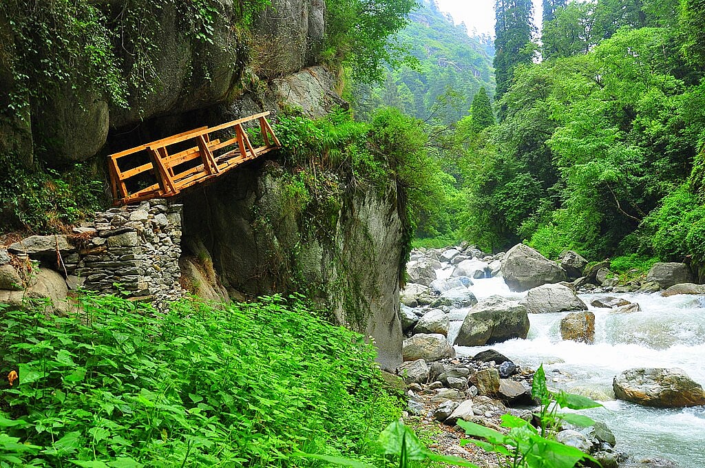 A bridge on the trek from Rolla to Chalocha in Tirthan Valley