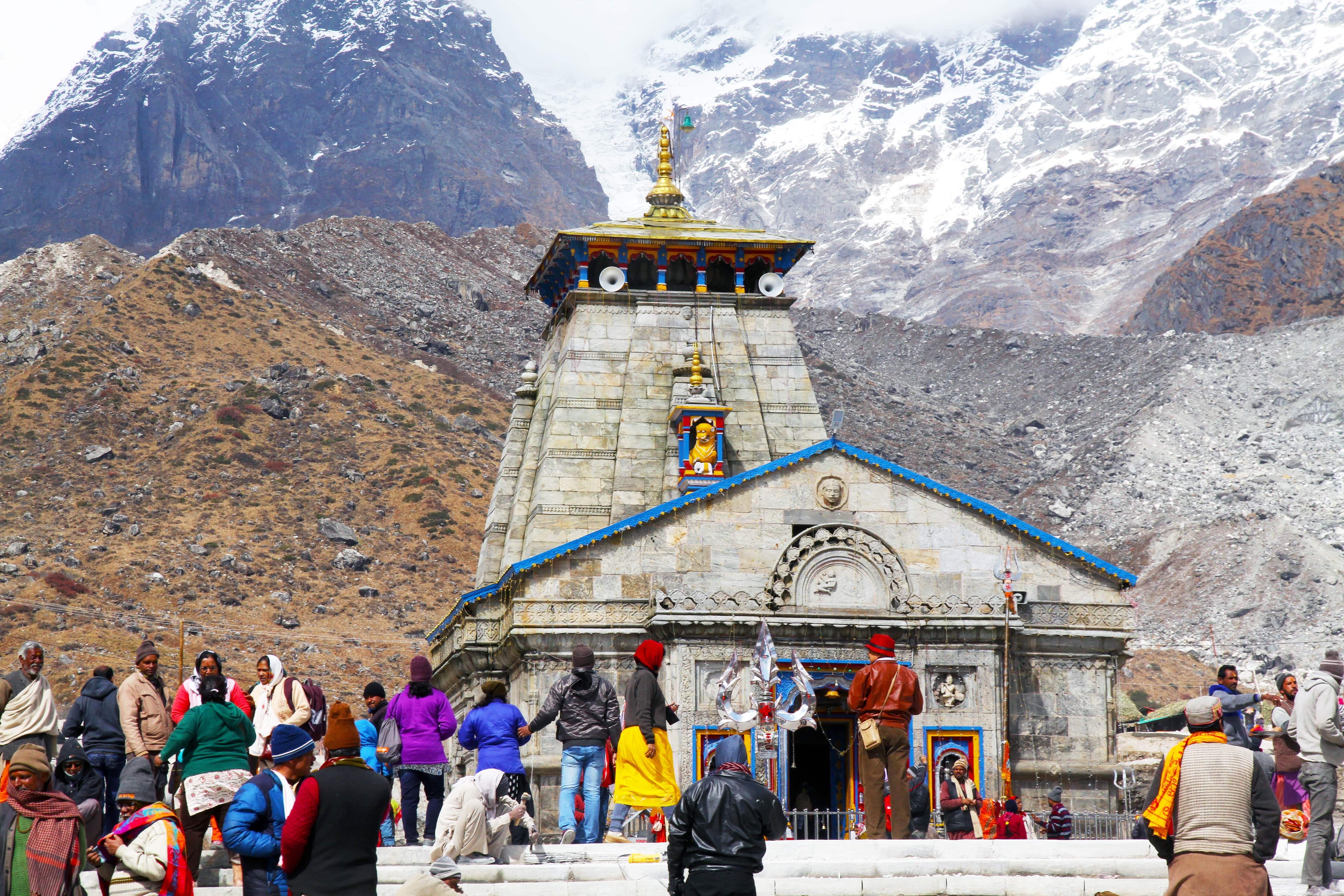 Located at an altitude of 3,583 m near the Chorabari glacier, the Kedarnath temple is dedicated to the Hindu deity Shiva