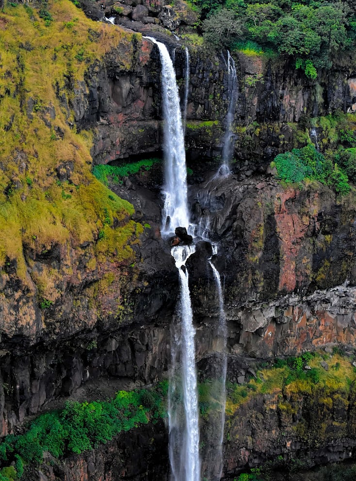 Shutterstock : The Lingmala Falls is 600 ft high