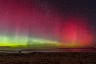 Yash Soorma/Wiki Commons : Aurora Australis photographed from Melbourne