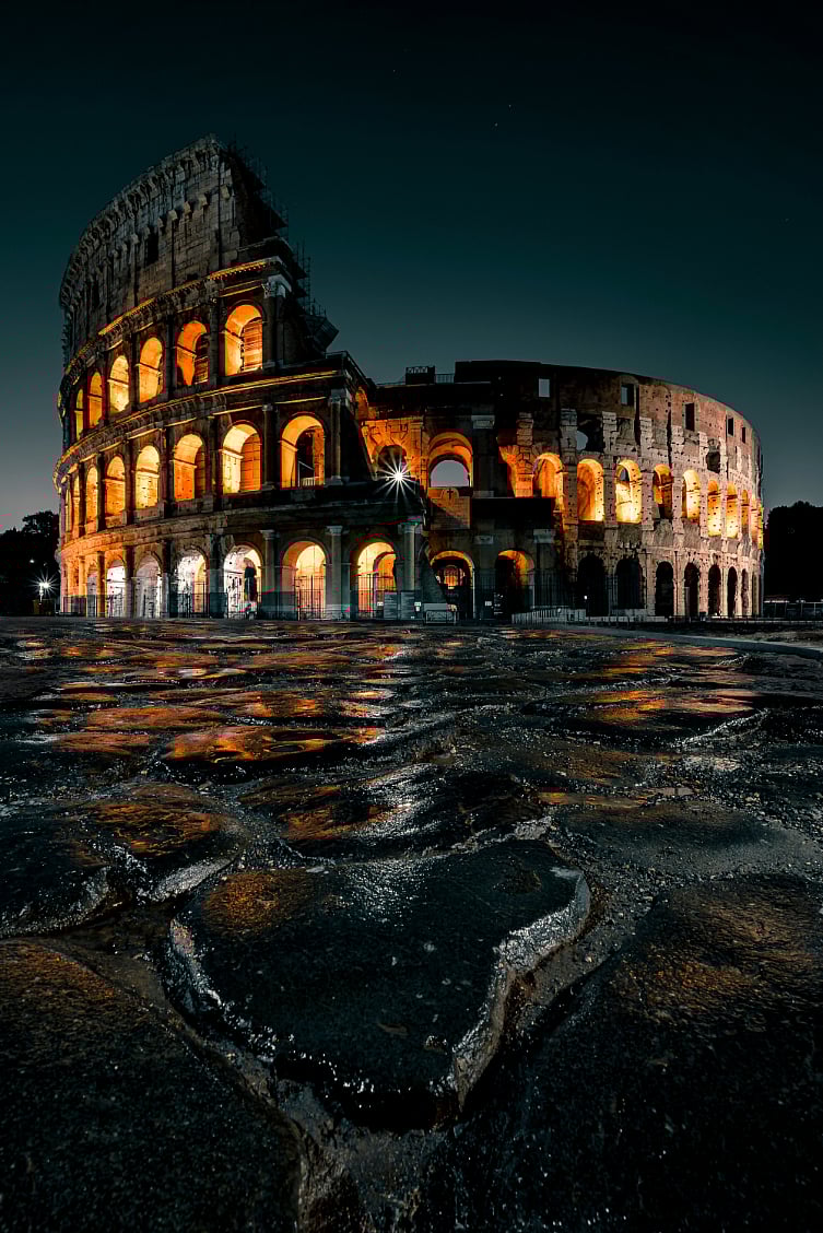 Shutterstock : Portrait picture of the Roman Colosseum at night, Italy