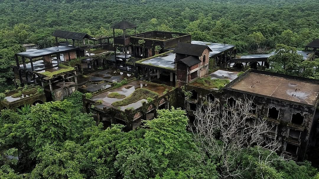 A visit to the ruins of Sina Hotel is famous among travellers looking for offbeat, eerie experiences in Goa. - wanderlust_kerala/Instagram