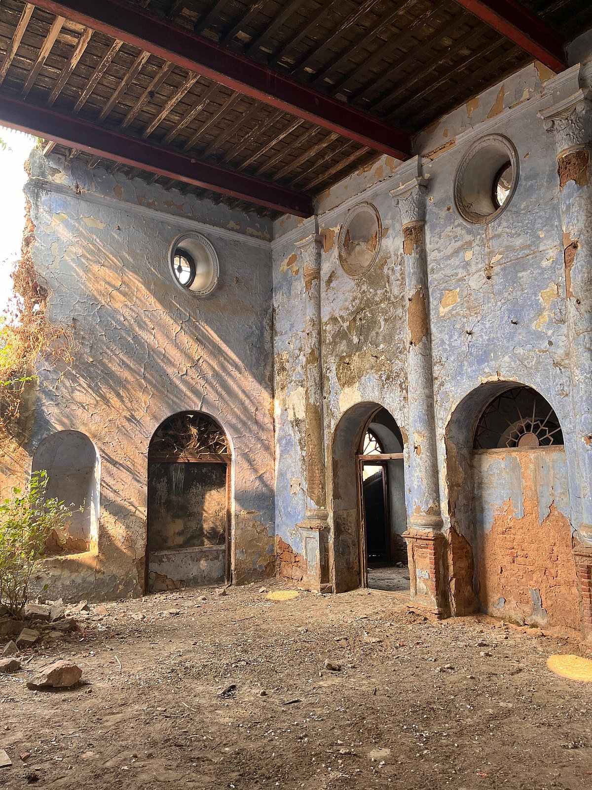 The old walls of Akbar Manzil