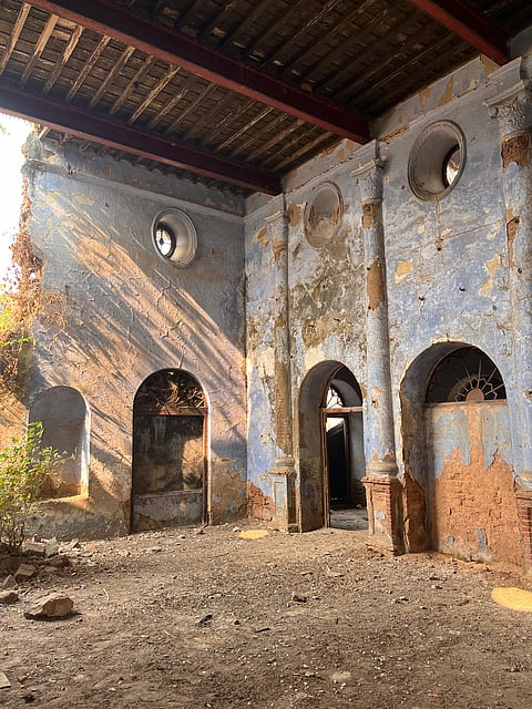 The old walls of Akbar Manzil