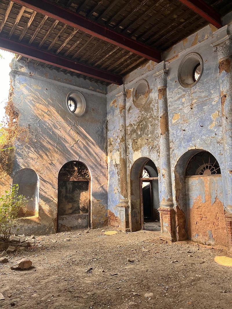 The old walls of Akbar Manzil