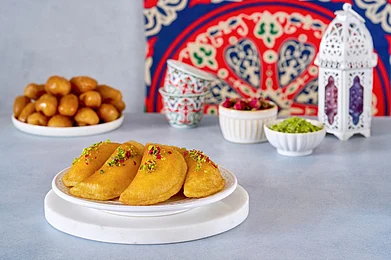 Shutterstock : Qatayef with cheese and walnuts