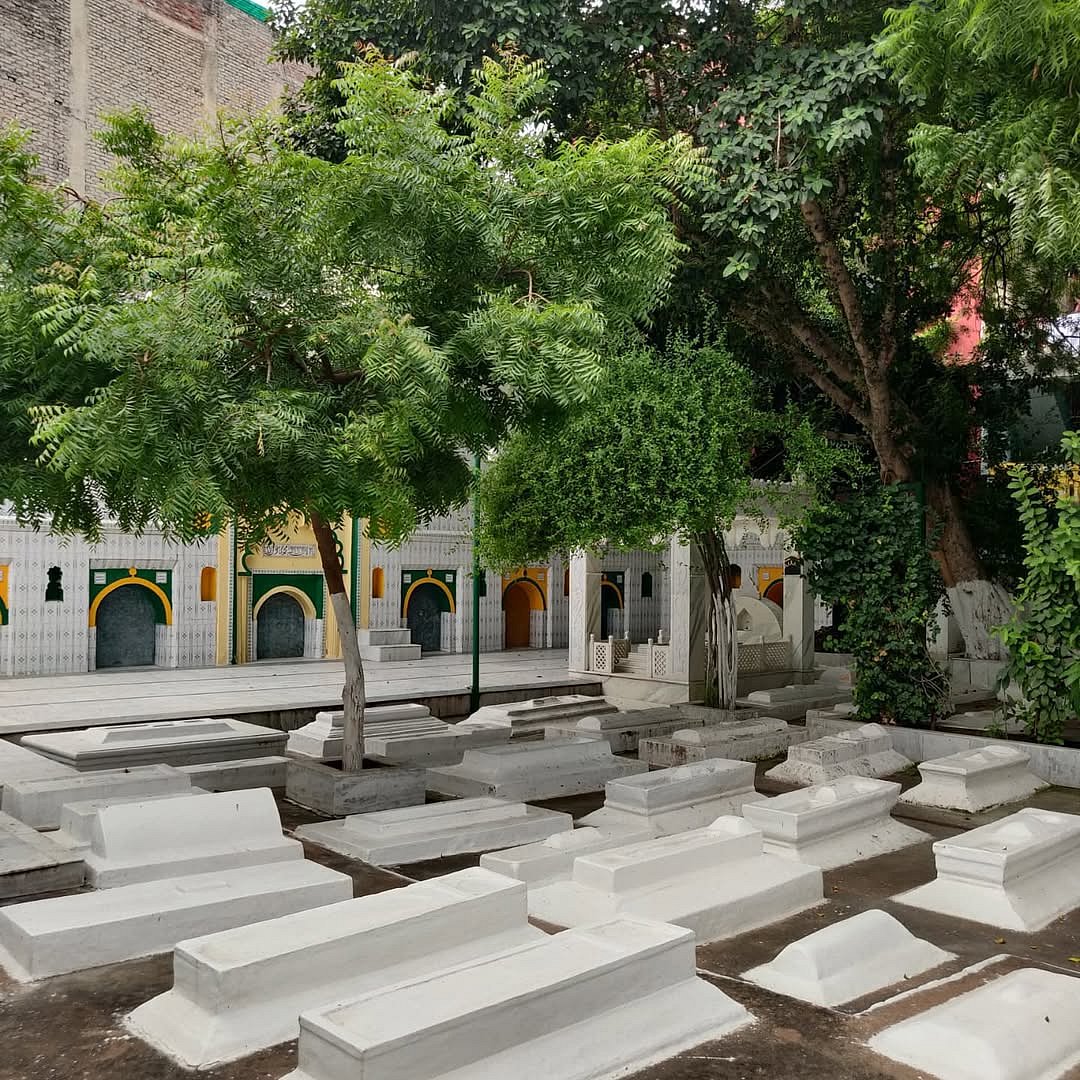 ruag_rama/Instagram : The 15th-century Hijron Ka Khanqah in Delhi