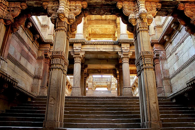 The unique staircase of Dada Harir Vav in Ahmedabad - Bornav27may/Wikimedia Commons
