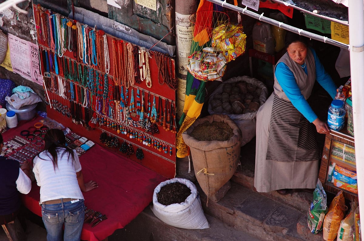 Alison Domzalski/Flickr : Tibetan markets usually feature handicrafts, woven textiles, clothing, and delicious foods that reflect Tibetan heritage. 