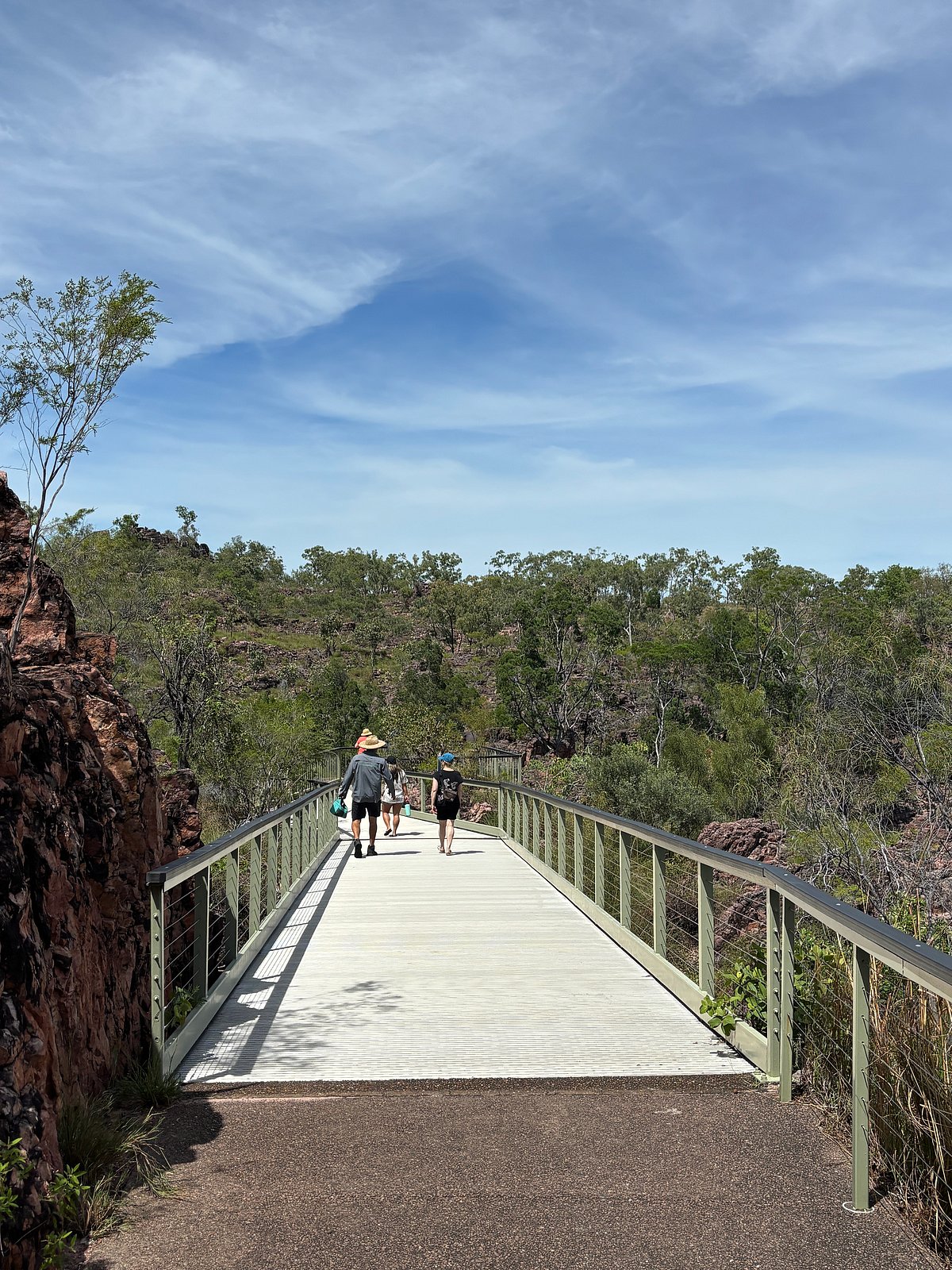 The 41.7 km Tabletop Track starts from Wangi Falls and takes you through extensive woodlands.