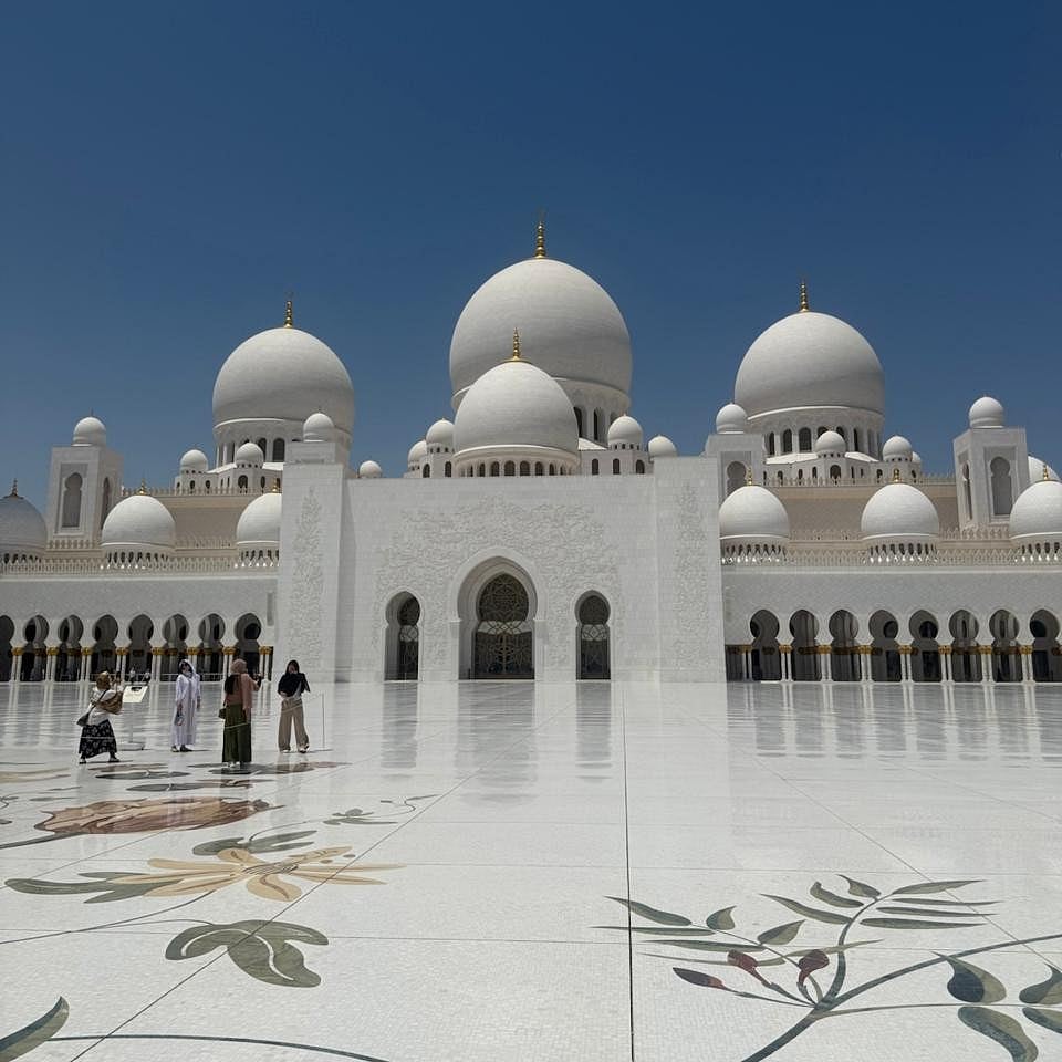 The grand mosque in Abu Dhabi is an impressive piece of artistry
