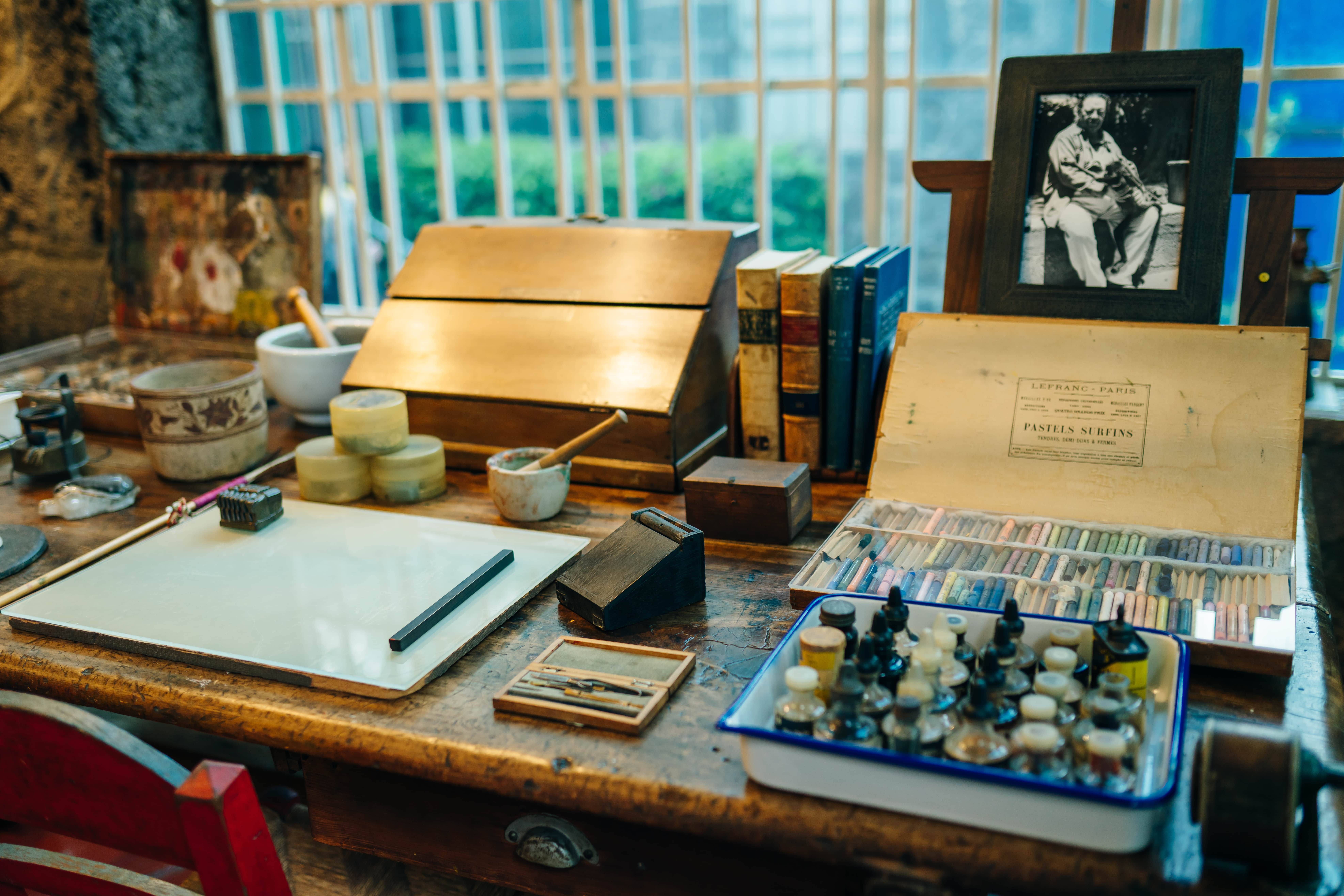 The painting instruments of Diego Riveria and Frida Kahlo on display